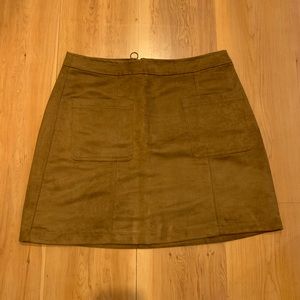 Velvet like skirt with pockets infront